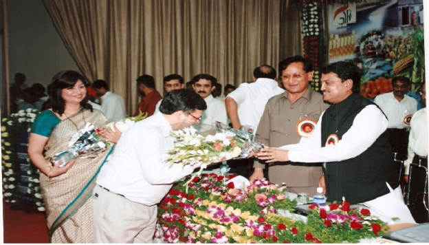 Chief Minister Shri Vilasrao Deshmukh felicitated Mr Anshu Sarpe from Boon